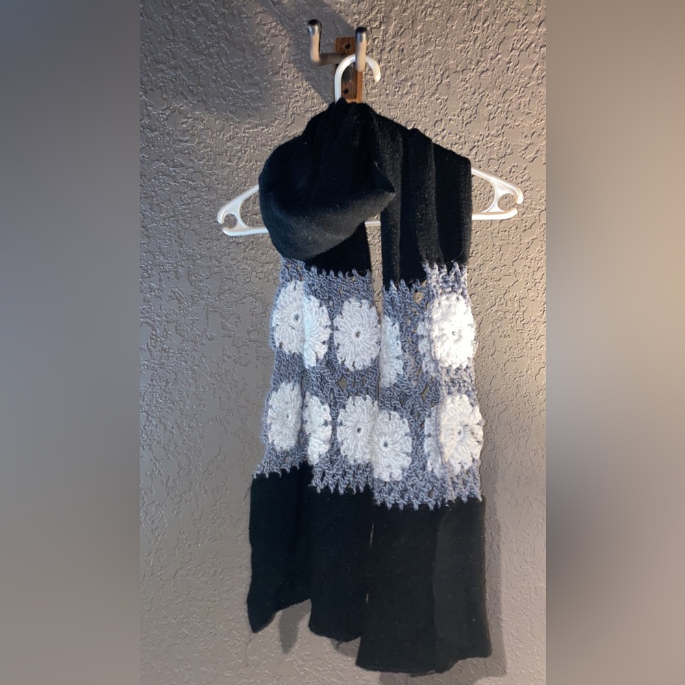🤍🖤Handmade Knit Scarf🖤🤍